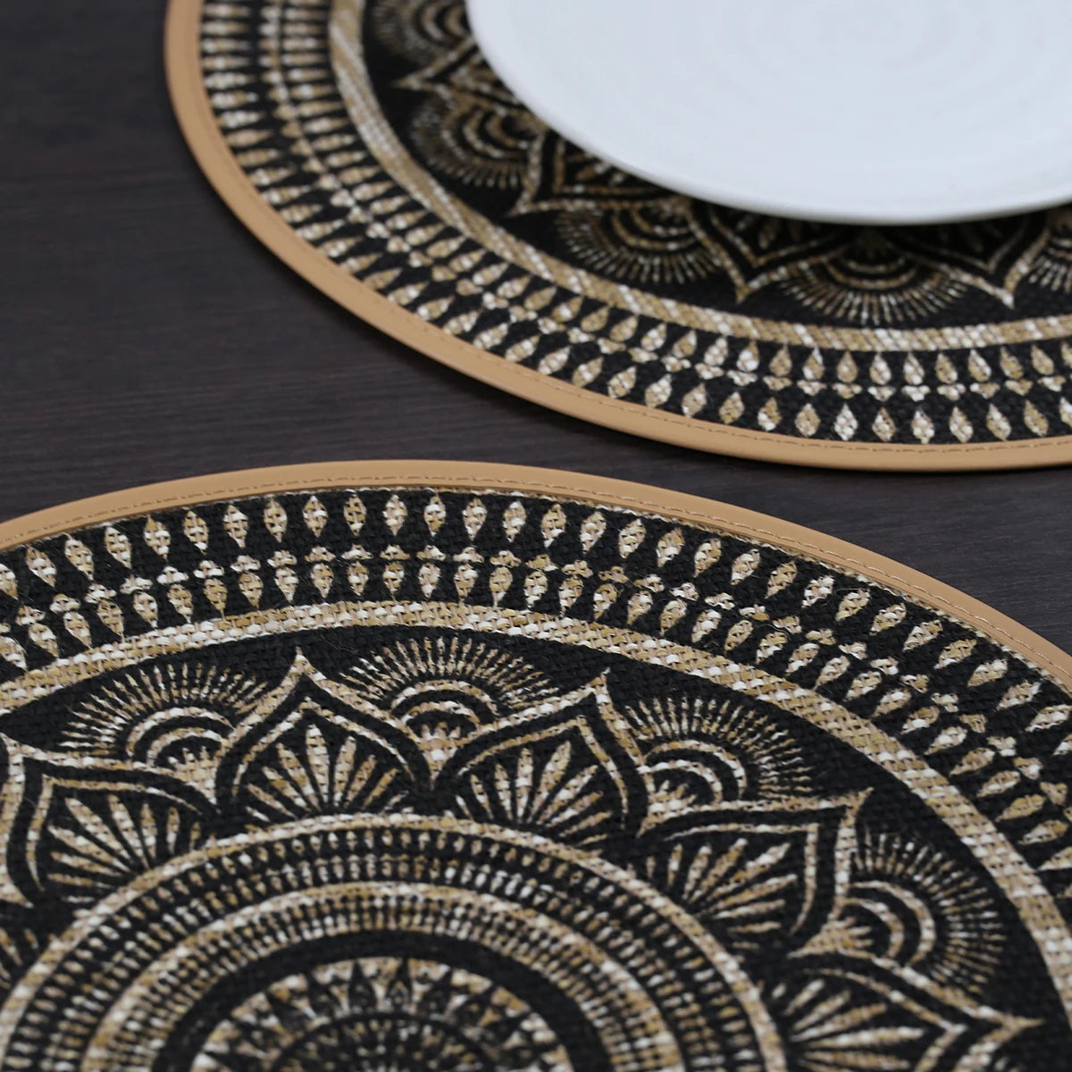assiettes mandala noir doré ethnique traditionnel bohème decoration table tapis coussinets