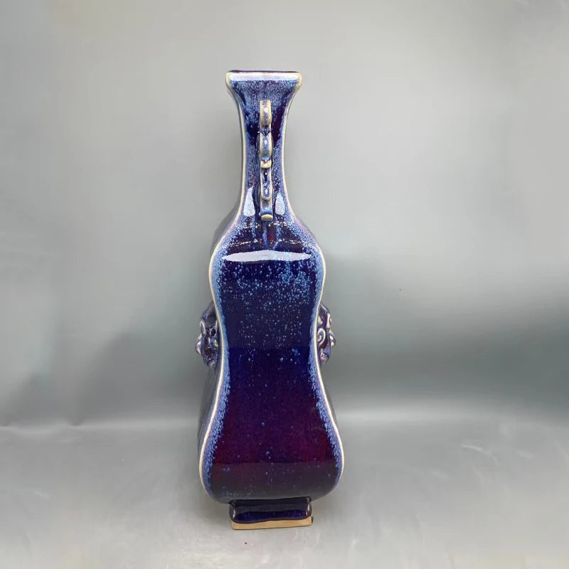 Un magnifique vase en céramique aux riches couleurs violettes, orné de motifs délicats et élégants.