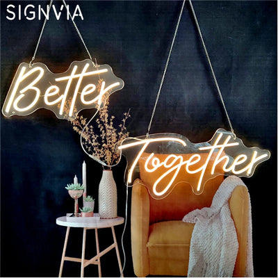 Enseigne néon LED Better Together allumée dans une chambre moderne