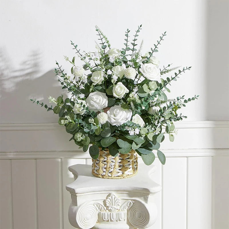 bouquet artificiel feuilles vertes roses blanches naturel romantique vase blanc lanternes