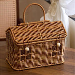 panier tressé forme maisonnette marron clair fenêtres ouvertes rustique anse transport éléments décor