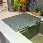 tapis cuisine gris moderne rayures horizontales drainage efficace antidérapant silicone vaisselle assiettes bols