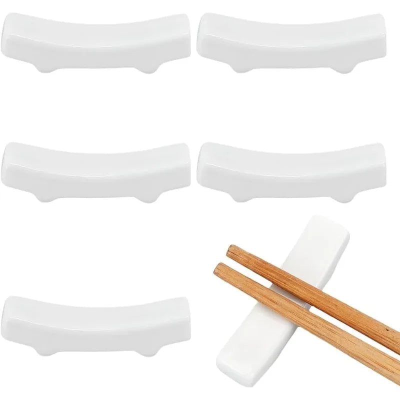 Repose-cuillère en céramique blanche 6 pièces sur plan de travail