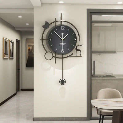 Horloge murale pivotante en bois scandinave noire vue de face