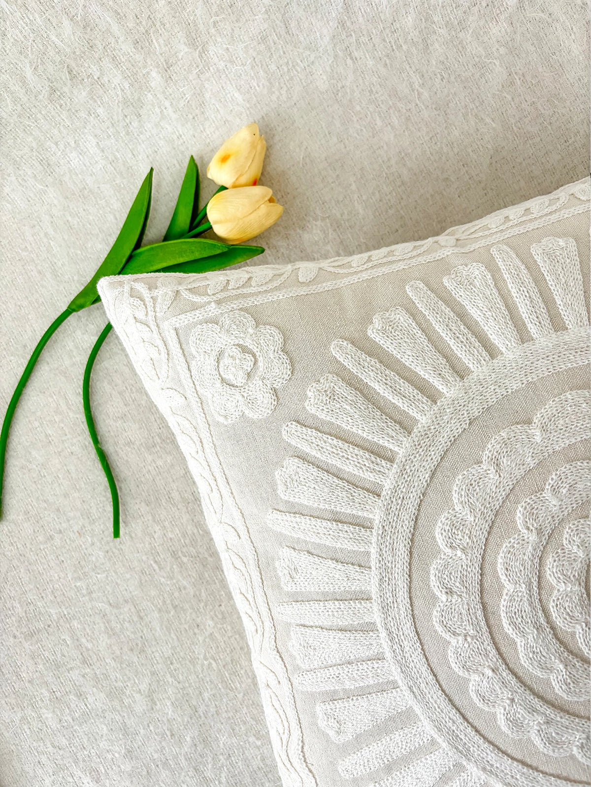 coussin polyester brodé fleurs géométrique blanc fermeture glissière décor chambre simple chic