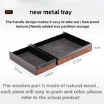 Support de présentation en métal noir avec plateau en bois massif sur un bureau moderne