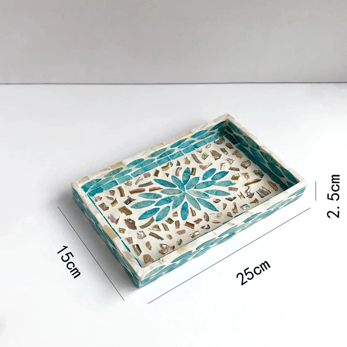 assiettes plates mosaïque multicolore artisanal rangement blanc vert bleu noir rouge triangles