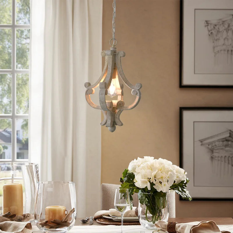 suspension lumineuse bois ornements sculptés finition rustique classique vintage blanc beige salle manger restaurant