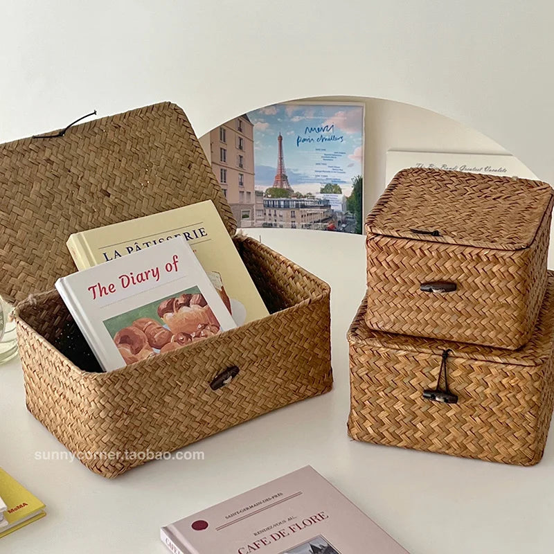 paniers osier naturels rustiques boho chic poignées métalliques rangement divers tasses sachets thé livres