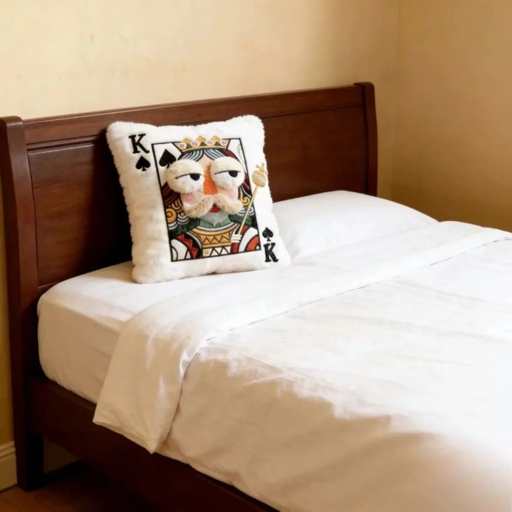 coussin blanc motif roi piques texture fourrure cartoon décor maison 35cm 35cm