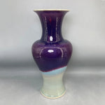 Vase en céramique de couleur pourpre foncé avec des touches de bleu et de blanc, créant un effet de dégradé subtil.