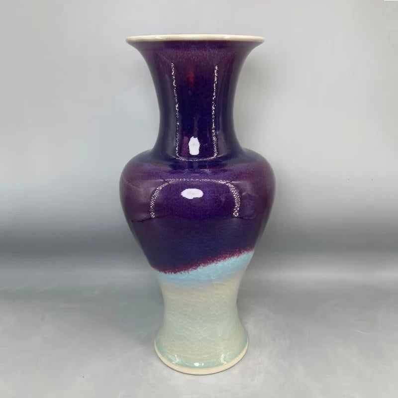 Vase en céramique de couleur pourpre foncé avec des touches de bleu et de blanc, créant un effet de dégradé subtil.