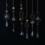 bijou pendentif cristal or bleu violet vert formes géométriques motifs oculaires translucides boho chic