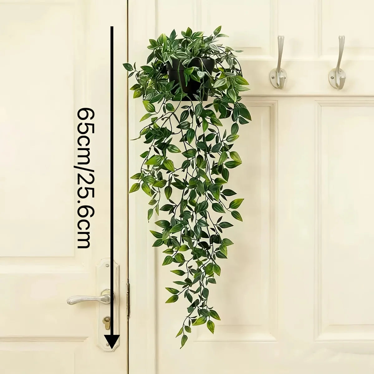 plante artificielle suspendue vigne feuilles vertes décoration intérieure pot noir étagère bois chambre salon