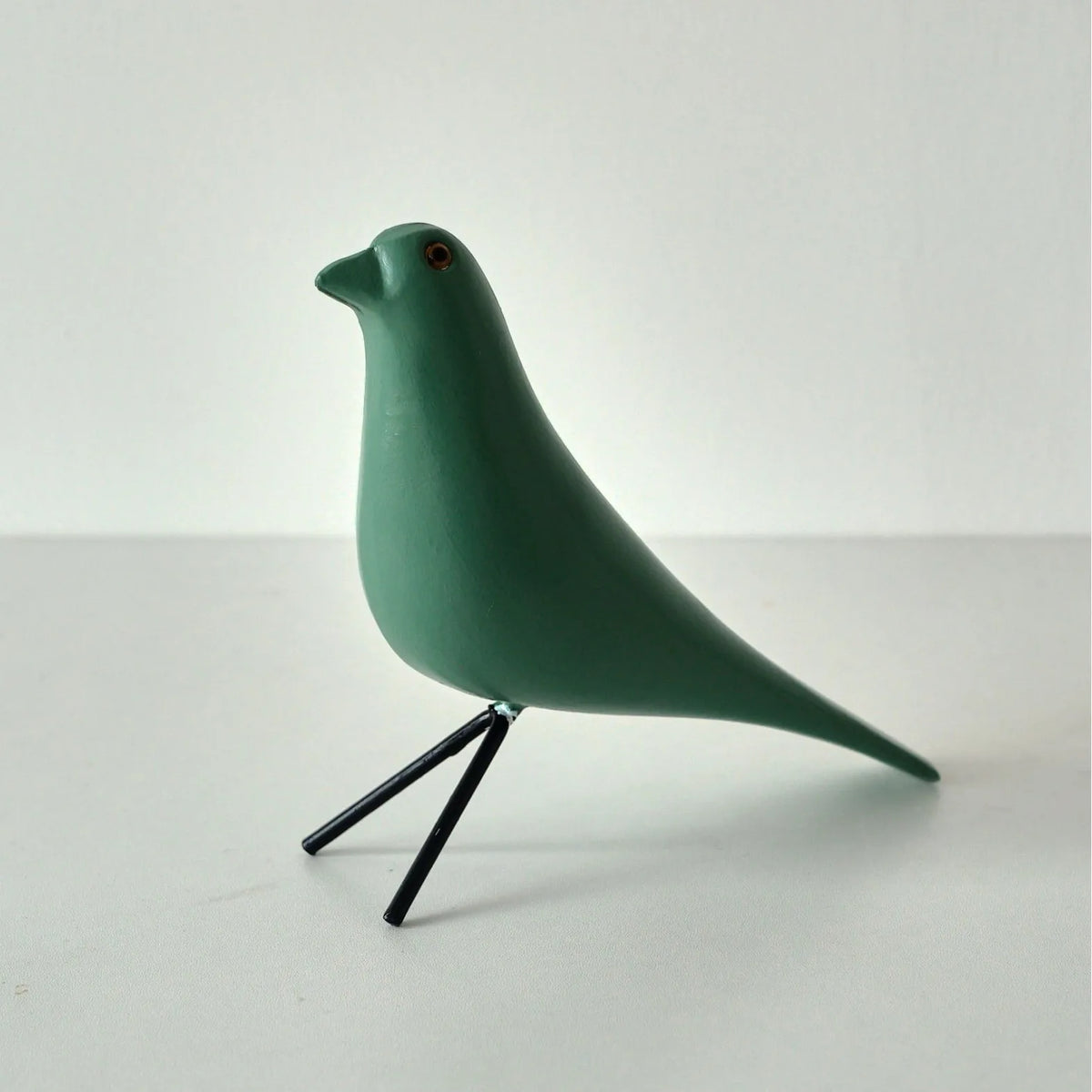 décor oiseau bois peint jaune noir rouge bleu blanc vert pieds métalliques moderne salon