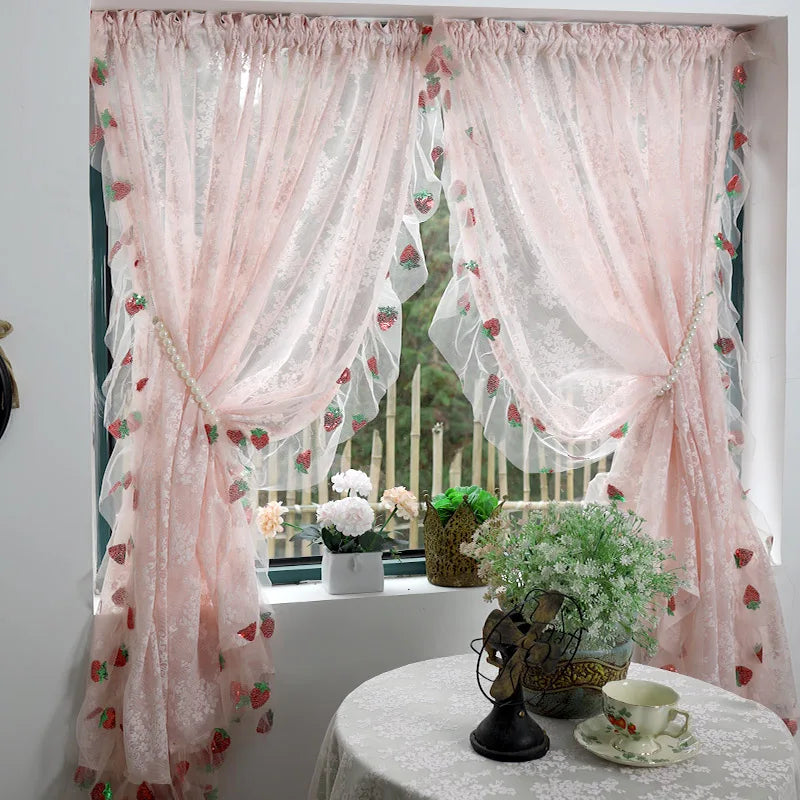 rideau floral rose fraises brodées dentelle blanche romantique translucide doux inclusion chambre