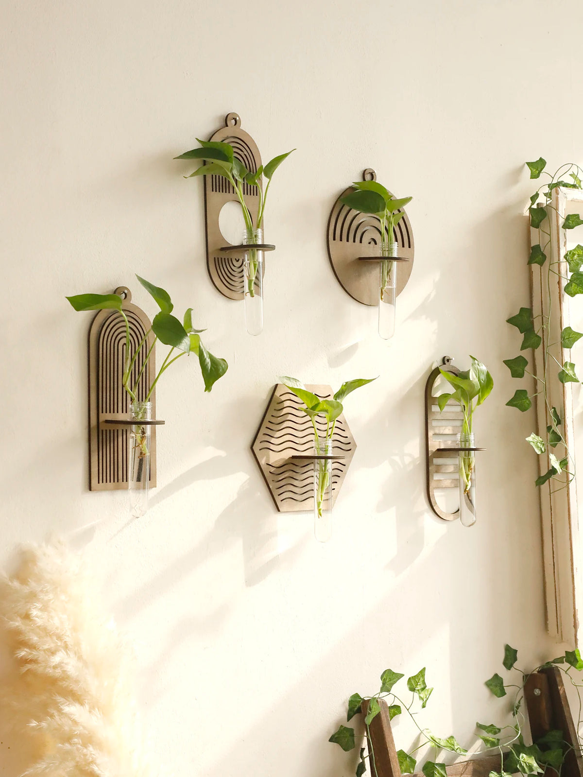porte plantes mural verre transparent bois motifs géométriques modernes décoration salon chambre
