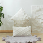 taies d'oreiller géométriques coussins blancs motifs pompons gris tapis doré salon decoration