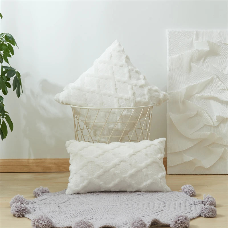 taies d'oreiller géométriques coussins blancs motifs pompons gris tapis doré salon decoration