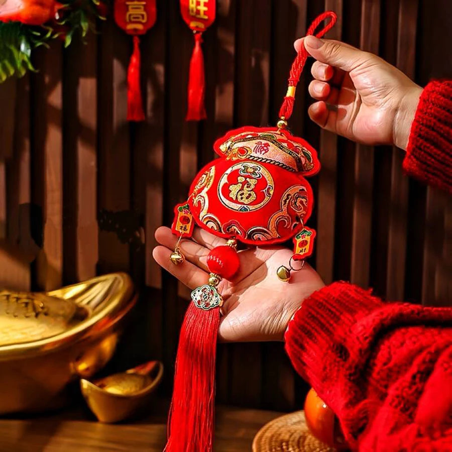 décorations suspendues rouges broderies chinoises ornements floraux symboles chance clochette dorée cordon rouge opacité