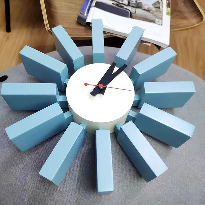 Horloge murale mid century bleu orange noir aiguilles rouge cadran blanc atomique époque