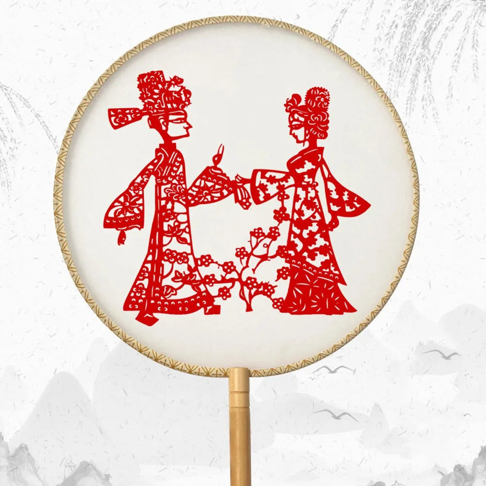 éventail artisanal traditionnel motifs floraux géométriques poignée bois pompon rouge soie tissée opacité festive