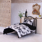 lit miniature fer forgé ensemble literie rose carreaux chaise table bougies tasse décoration murale