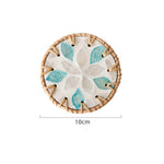 tapis tasse bohème motifs floraux assiettes décoratives cercles colorés bord marron tresse artisanal table