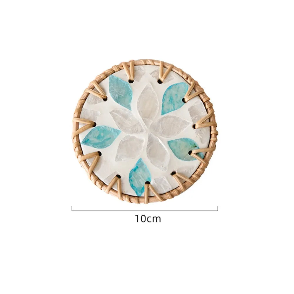 tapis tasse bohème motifs floraux assiettes décoratives cercles colorés bord marron tresse artisanal table