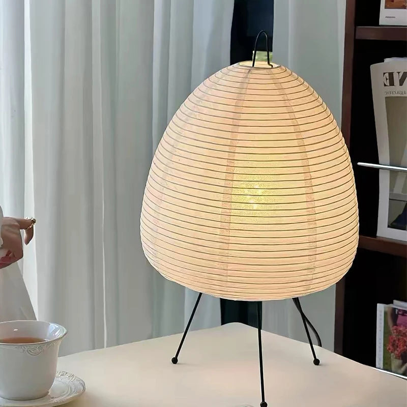 lampe table moderne blanc rayures horizontales fines opacité tringles noires câble noir led étude