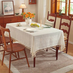 nappe table blanche rayures rustique franges assiettes couverts fleurs vase thé livres