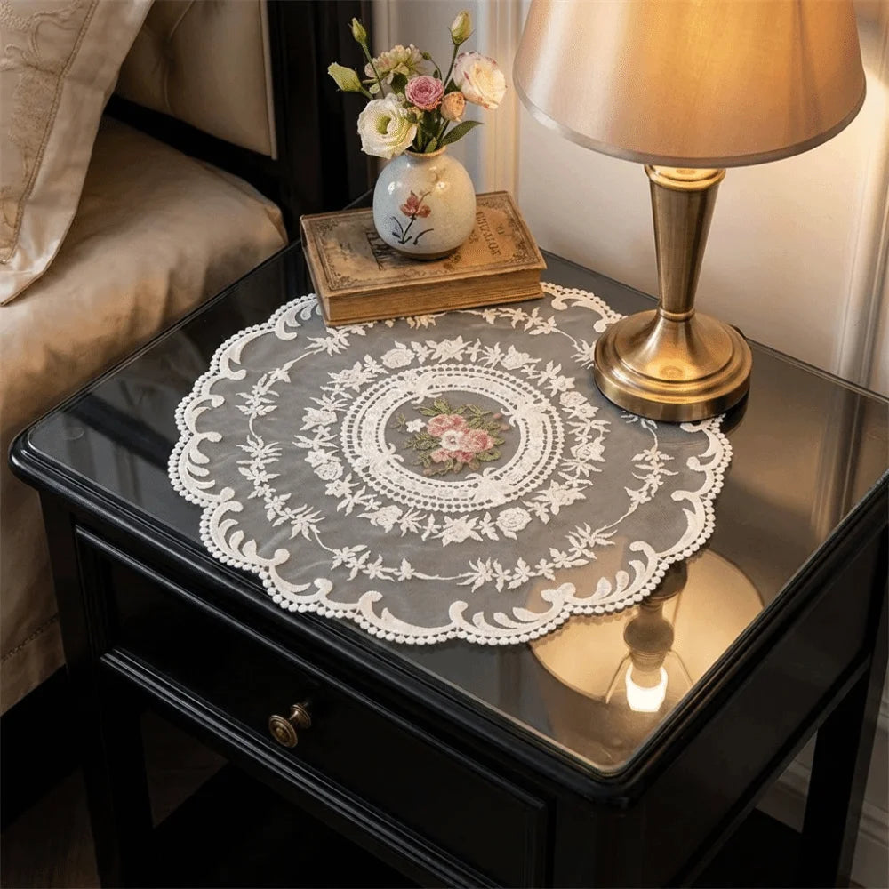 nappe table décorative brodée dentelle fleur rose motif circulaire vintage shabby chic semi transparent