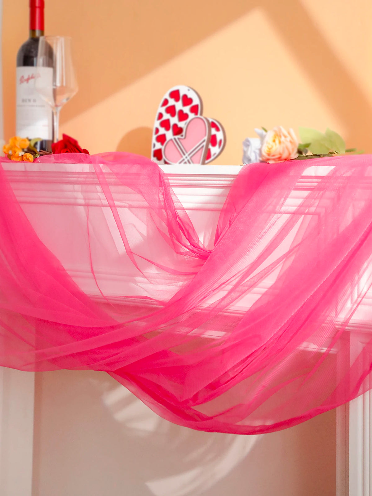 nappe tulle rose vif transparent motif floral coeurs deco saint valentin romantique festive occasions