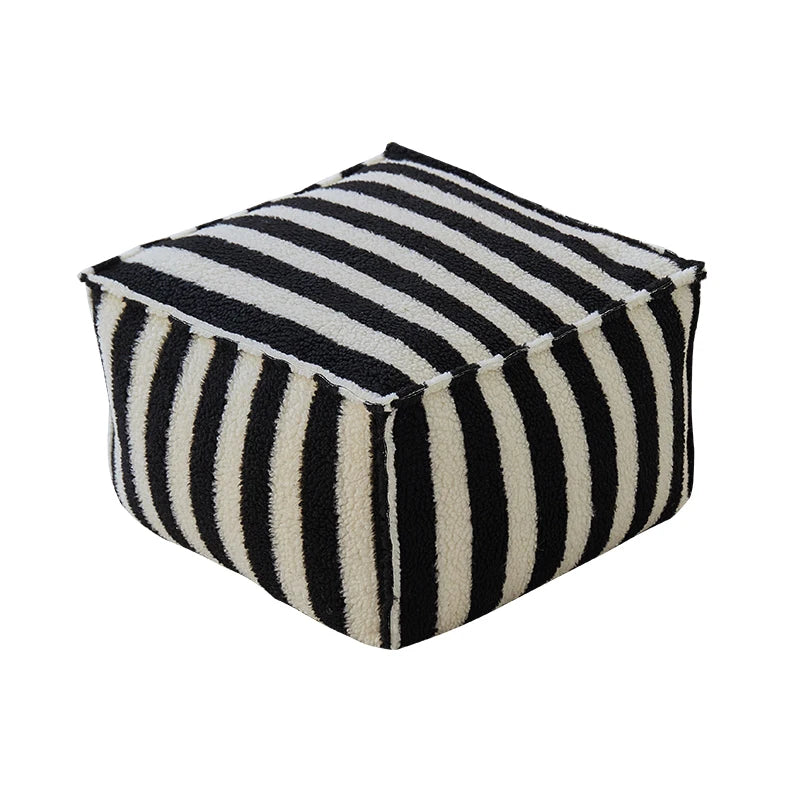 coussin carré laine rayé rouge blanc noir décoration maison confortable siège repos pied