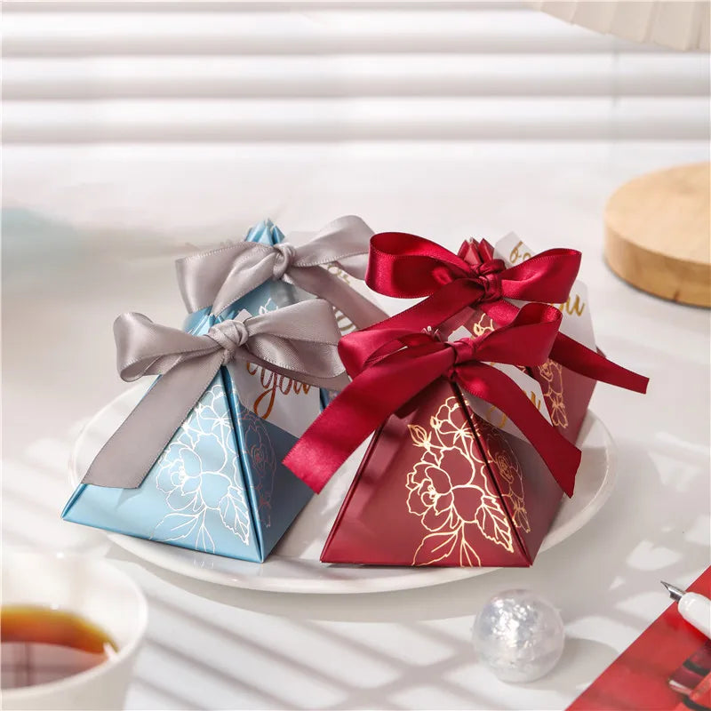 boîtes cadeaux bleu clair fleurs blanches ruban satiné anniversaire mariage baptême noël élégantes