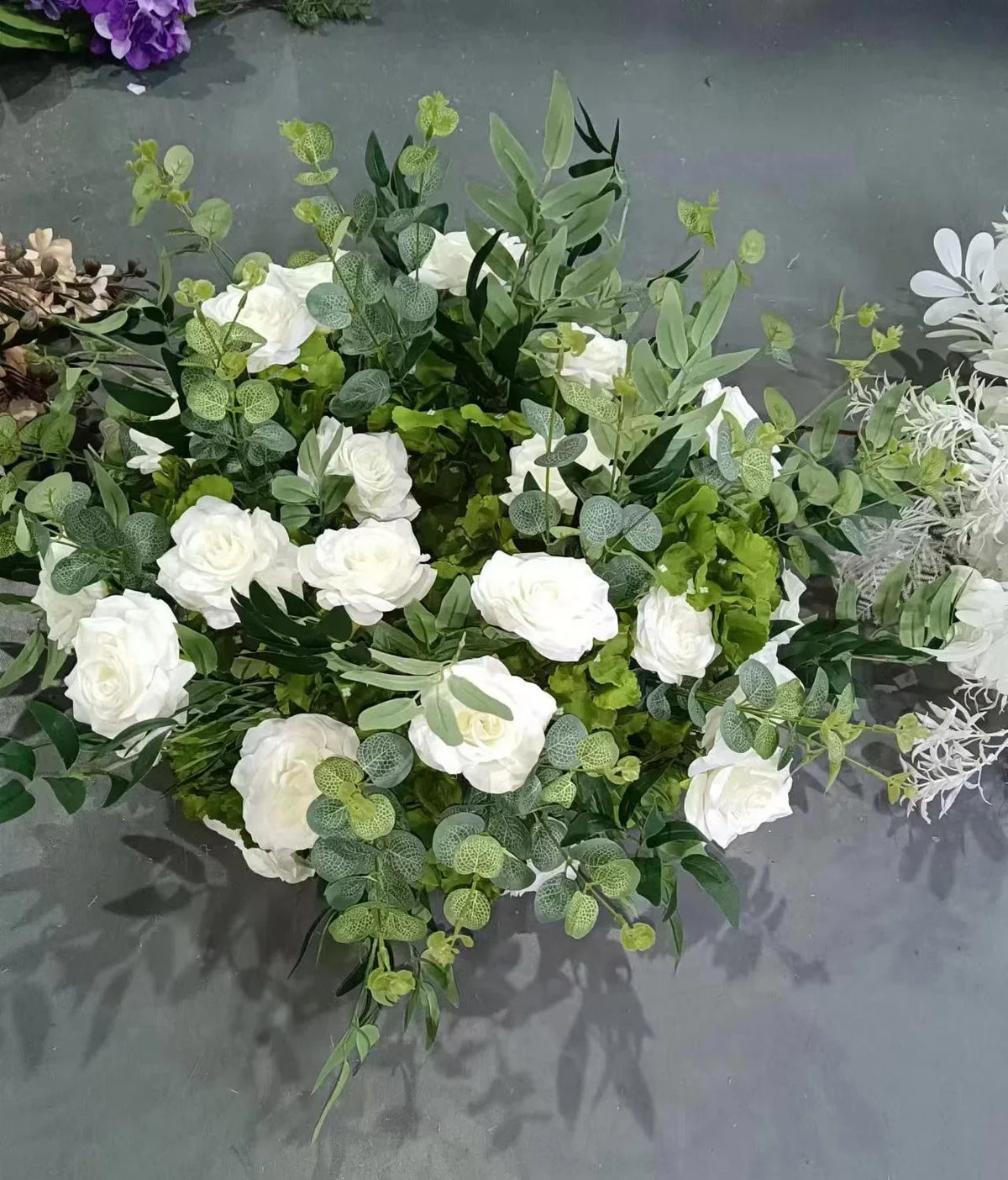 bouquet fleurs artificielles roses blanches feuilles vertes classique naturel tringles dorées blanc vertextérieur decoration