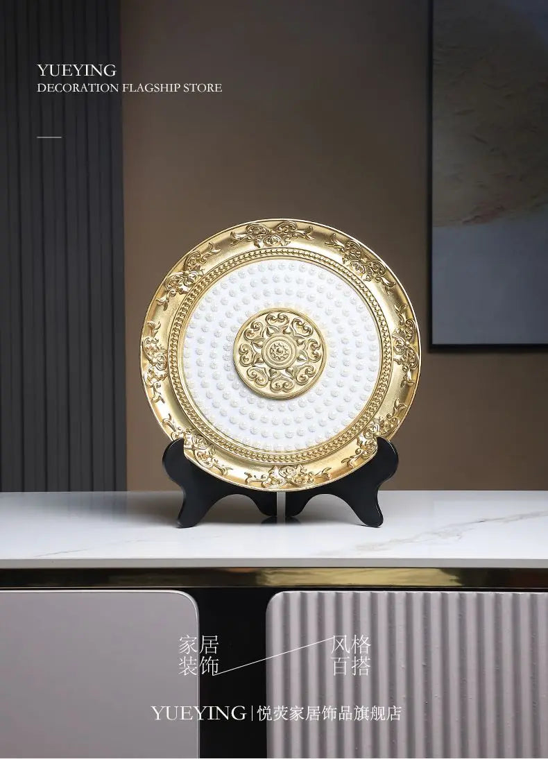 assiette décorative résine ornements floraux baroque blanc doré support pieds