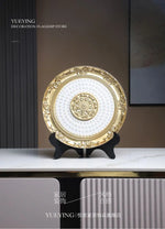 assiette décorative résine ornements floraux baroque blanc doré support pieds