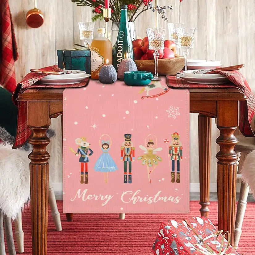 Une élégante table de Noël, avec de beaux verres, une bouteille de champagne et des figurines de Casse-Noisette dans un décor festif.