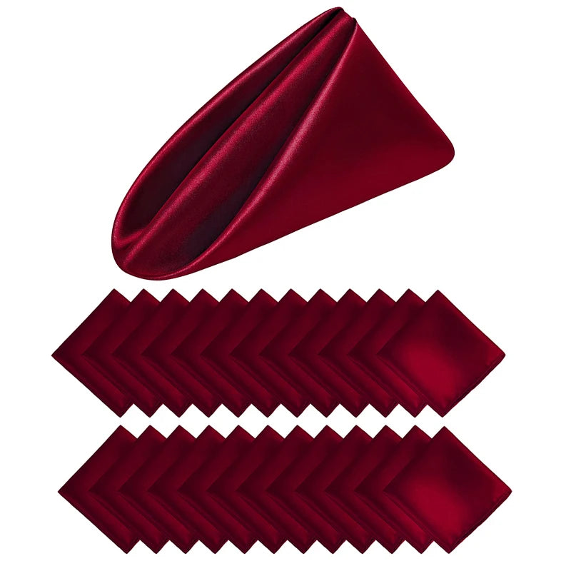 Un grand serviette de table décorative de couleur rouge bordeaux.