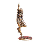 statue bronze sculptée détails fins courbes contours base gravure ornement maison