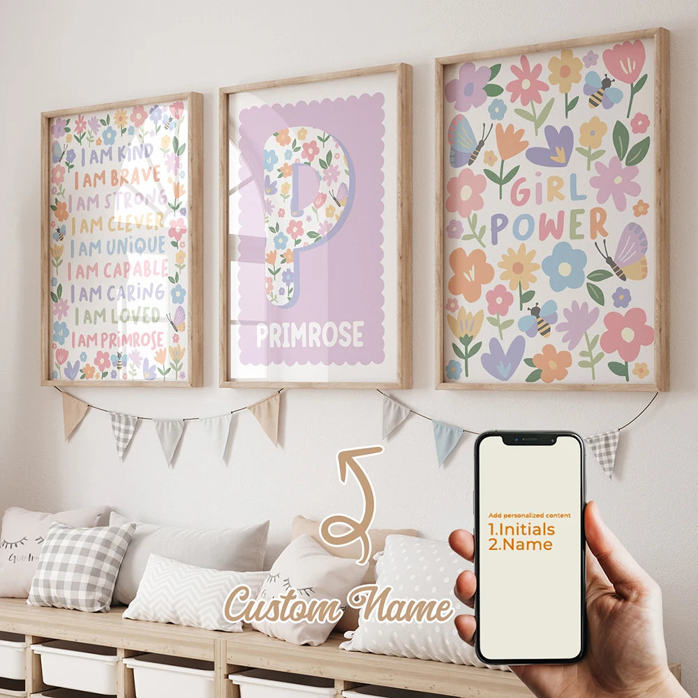 affiches multicolores dessins fleurs papillons noms manuscrits cadre bois salon maison