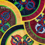 broderies tibétaines motifs fleurs table carrée coton polyester artisanal rouge bleu vert jaune marron