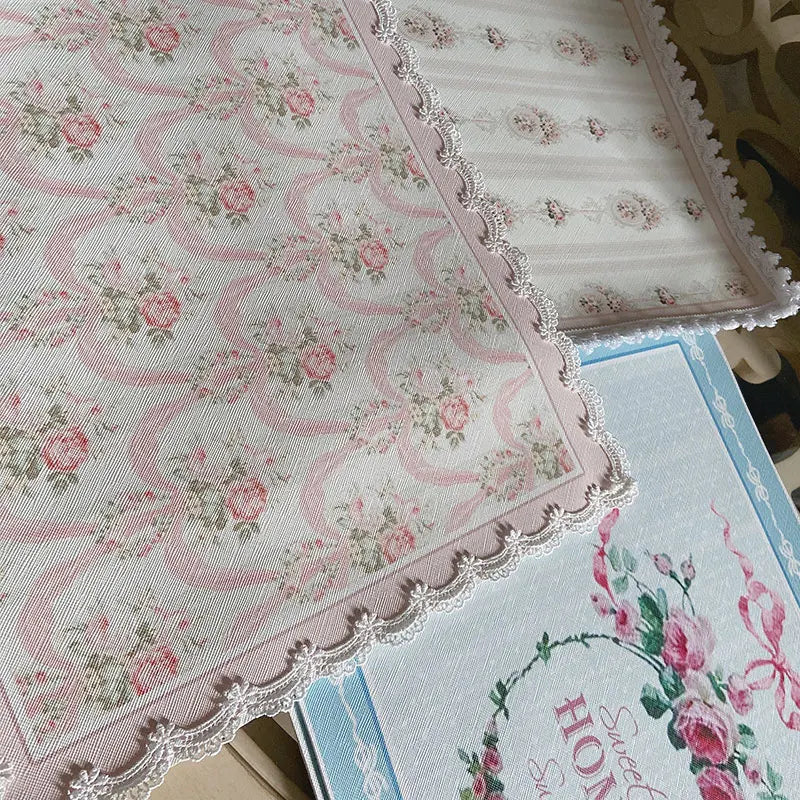 serviettes table rectangulaires fleurs roses classiques blanc rose pâle beige bleu clair bordure dentelée