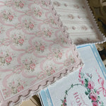 serviettes table rectangulaires fleurs roses classiques blanc rose pâle beige bleu clair bordure dentelée