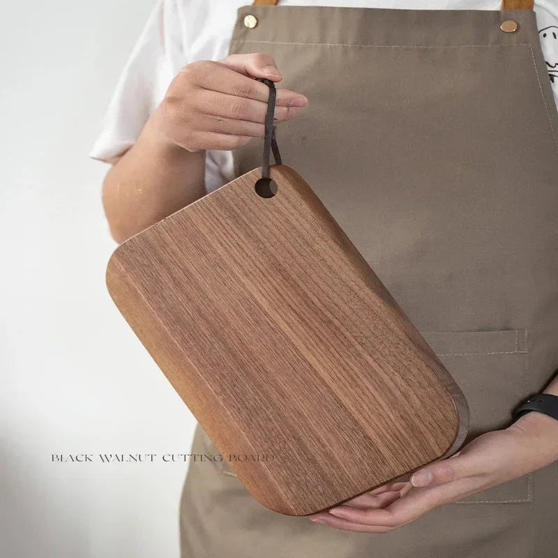planches découper bois massif noyer marron foncé moderne rectangle poignée anneaux cuir cuisine restaurant
