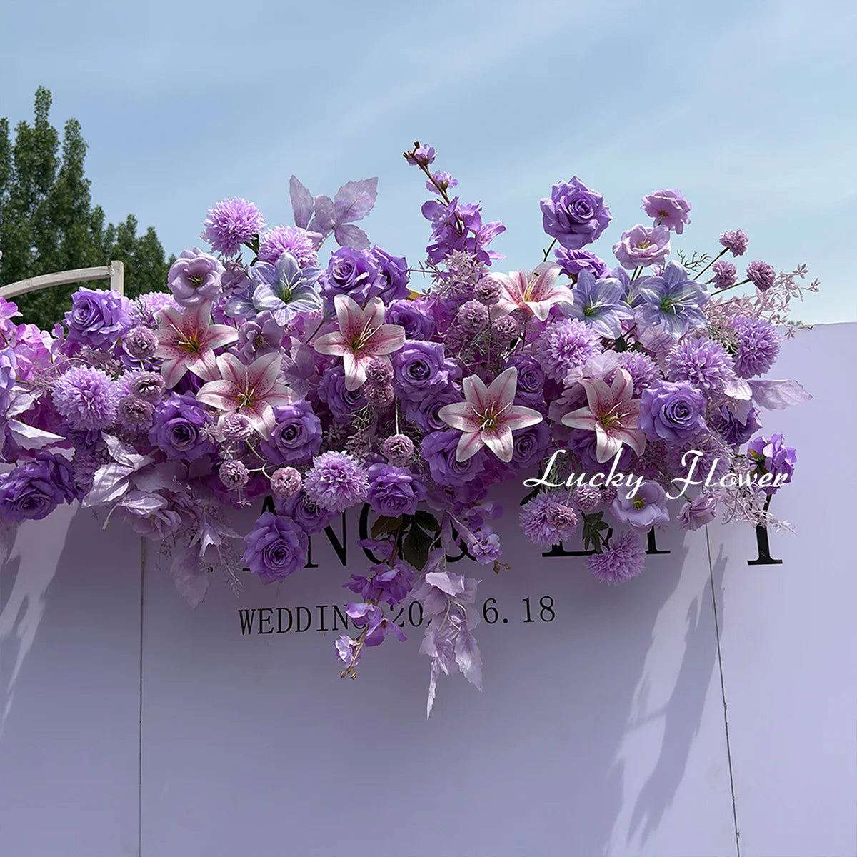 décoration mariage violettes roses blanches moderne élégante fleurs artificielles bouquet papillons feuilles vertesintérieur