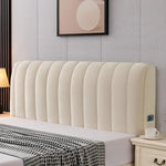 Housse de tête de lit en velours matelassé rouge sur un lit moderne