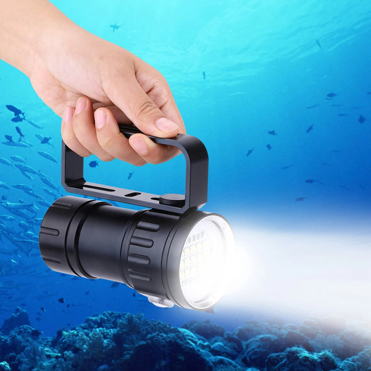 lampe torche sous marine noire texturée rainures moderne robuste poignée intégrée six anneaux six