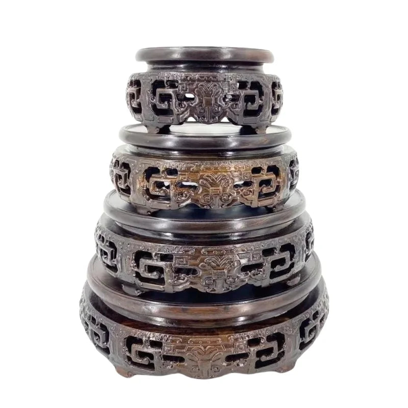 support circulaire bois sculpté artisanal traditionnel marron foncé détails complexes vase plantes décoration maison